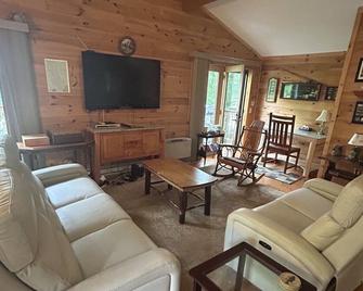 Very private waterfront getaway, close to tourist attractions, time to refresh - Casco - Sala de estar