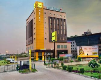 Hotel Caspia Pro Greater Noida - Greater Noida - Building