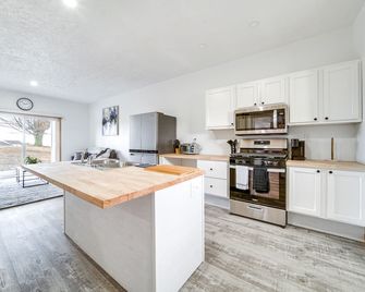 4 Mi to Lake Erie Condo in Golf Community - Erie - Cocina