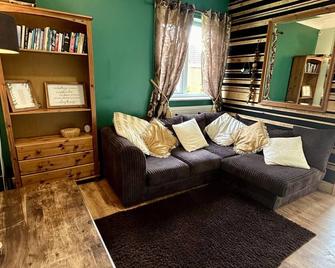 Cosy and secluded brook-side lodge - Sleaford - Living room