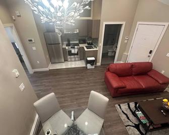 Cozy 2 Bedroom House, in central Vancouver - Vancouver - Wohnzimmer