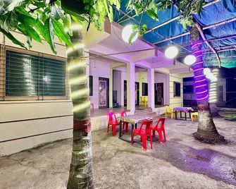 The Village Retreat - Alibag - Binnenhof