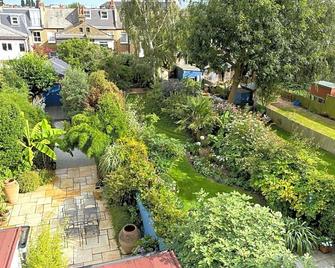 Sandra & Andrew's B&B - London - Outdoor view