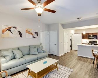 Emporia Apt w/ Playground: 2 Mi to Main Street! - Emporia - Living room