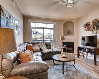 Luxury Furnished Condo, Whole Foods, Costco, Hospitals, & Centennial Airport - Centennial - Sala de estar