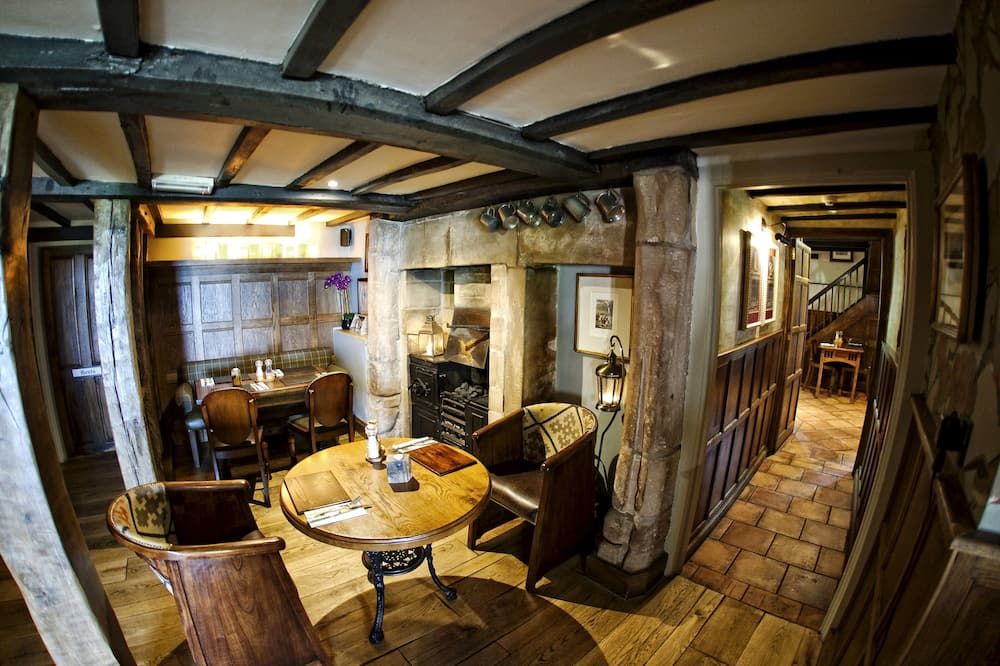 The Pheasant Inn - Chester - Lounge