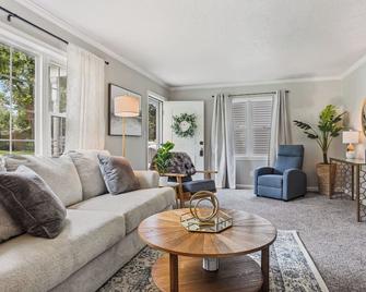 Cozy, quiet retreat in Overland Park - 3 bedrooms - Overland Park - Living room