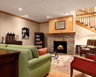 Country Inn & Suites by Radisson, Clinton, IA - Clinton - Living room