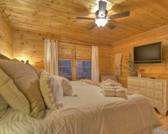 Troutlandia| Pet Friendly | Fish From Cabin | Hot Tub - McCaysville - Bedroom