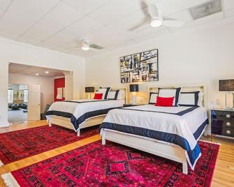 A Villa Steps from Harbor East with Indoor Pool and 4-Car Parking Sleeps 12 - Baltimore - Bedroom
