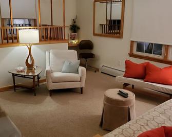 Elevate yourself! 1 Story up Village Hide-a-way! - Essex Junction - Living room