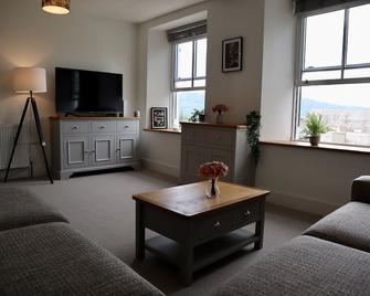 Luxury Spacious 2 bedroom home in the heart of Bowness - Great Views! - Bowness-on-Windermere - Living room