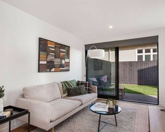 Quirky New Stylish Free Park - כרייסטצ'רץ' - סלון