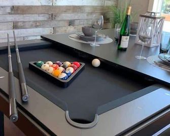Eclipse Hot tub and billiards in Downtown Geneva - Geneva