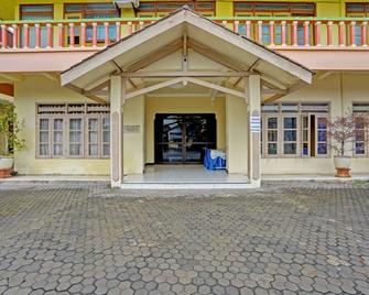 OYO 2708 Hotel Kemuning Syariah - Pamekasan - Edificio
