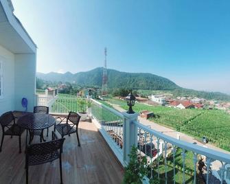 Villa amira syariah - Tawangmangu - Balcony
