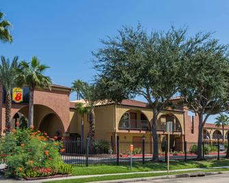 Super 8 By Wyndham Houston/Webster/Nasa - Houston - Building