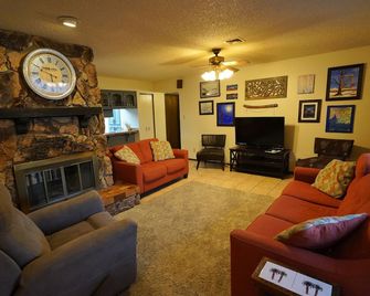 Lovely Pool Home in a Quiet Upscale Neighborhood! - Yuma - Living room