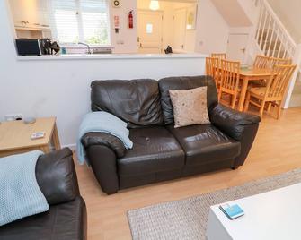 Surfers Retreat - Falmouth - Living room