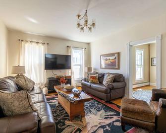 Westy House - old world charm with modern upgrades in this downtown victorian. - Westminster