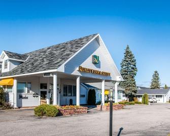Quality Inn & Suites Beachfront - Mackinaw City - Bygning