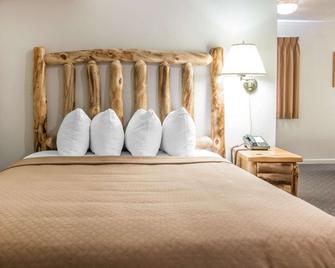 Quality Inn & Suites Mackinaw City Beachfront - Mackinaw City - Makuuhuone