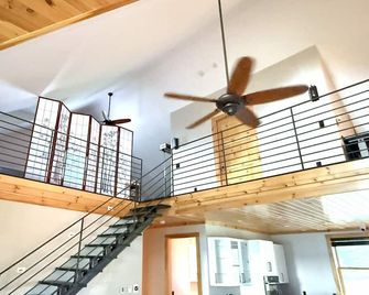 Beautiful Lakefront Home on Isle La Motte — Sunsets, Screen Porch, Game Room, AC - Isle La Motte - Stairs