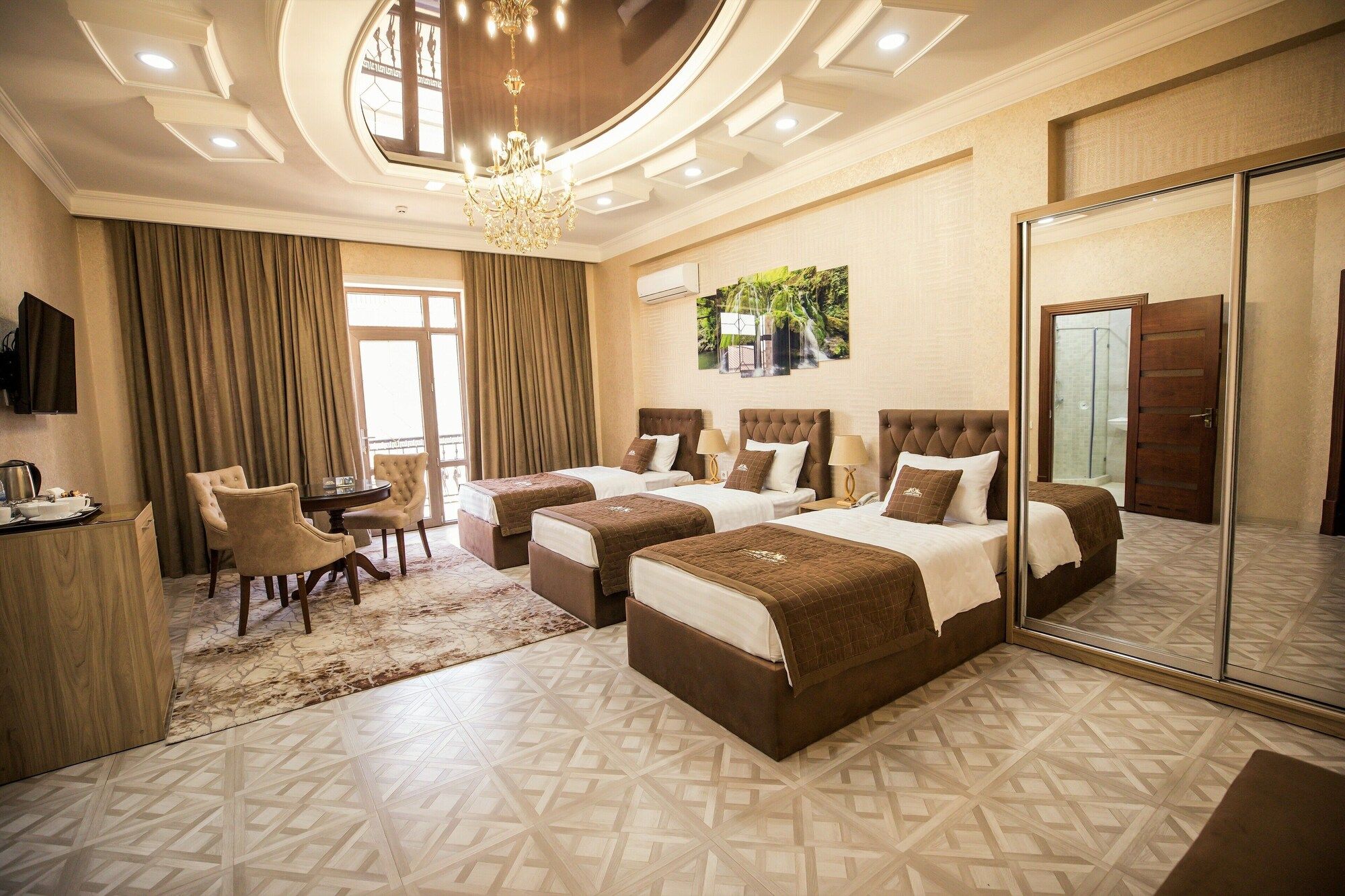 Leader Hotel