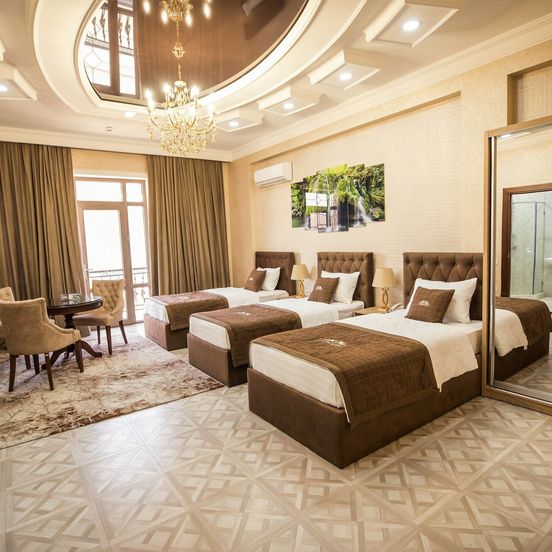 Leader Hotel image 1