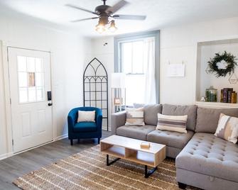 Nokno Flats - Simple Serenity: 2 Br, 1.5 Ba In North Knoxville - Knoxville - Living room