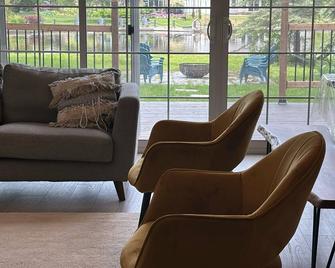 Amazing Lakeside Cottage in the Venice of Ontario-Lagoon City - Brechin - Living room