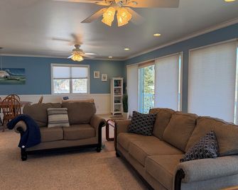 Beautiful Lake Views with Balcony - Elevated Ranch in Allegan - Allegan - Вітальня