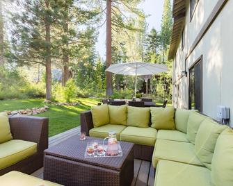 Cedar by AvantStay Ski Season Home w Ping Pong - Carnelian Bay - Innenhof