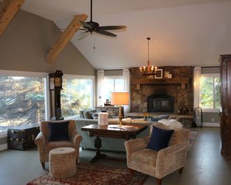 cozy North Evergreen cottage on 5 acres - Evergreen - Sala de estar