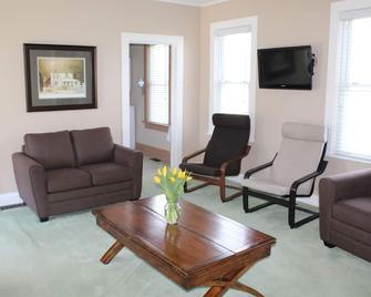 The Historic Bootlegger Barrel House At Whisky Run Golf Club In Port Colborne - Port Colborne - Living room