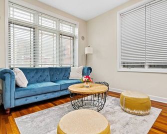 Spacious Duplex - 4bd/3ba - Sleeps 12! - Chicago - Sala de estar