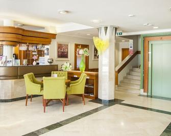 Holiday Club Apartman Hotel - הביץ - דלפק קבלה