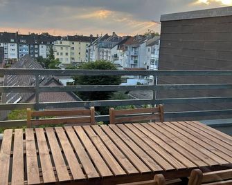 Stilvolle & Moderne Ferienwohnung in Rath Düsseldorf - דיסלדורף - מרפסת