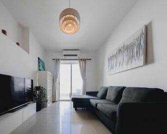 Elegant Gzira Apartment - Gżira - Living room