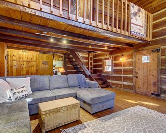 Cozy Log Cabin 6 Mi to Great Smoky Mtns NP! - Townsend - Living room