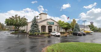 Quality Inn Austintown-Youngstown West - Youngstown - Gebäude
