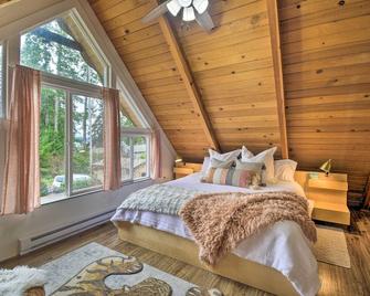 Coastal Cabin with Puget Sound and Rainier Views! - Allyn - Bedroom