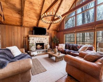 Mountain Chalet | Indoor Pool, Private Sauna, Game Room - Gouldsboro - Salon