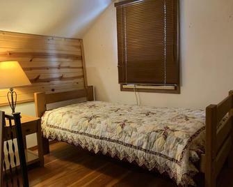 Rustic Valley Cottage - Princeton - Спальня
