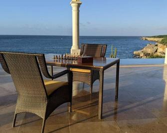 Cliff Villa - Award Winning Luxury Retreat - Sabana Westpunt - Binnenhof