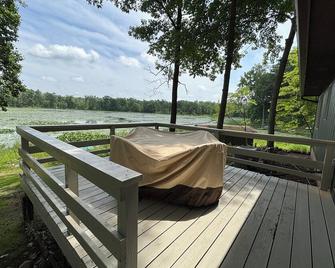 Where Convenience meets Cozy: The Lily Pad lakefront house in Three Rivers. - Three Rivers - Патіо