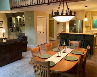 NEW! Modern & Cozy Bretton Woods 4br/4ba condo. Close to Mt. Washington Hotel - Carroll - Eetruimte