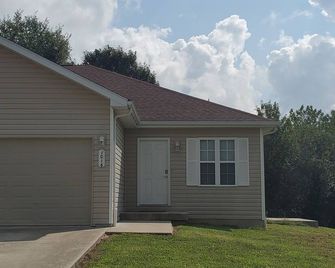 New! 2 Bedroom 2 Bath Near Downtown West Plains, Neat And Clean! - West Plains - Budova