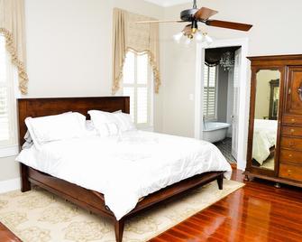 Vintage Period Home with Old Fashion Architectural Charm - Prairieville - Bedroom