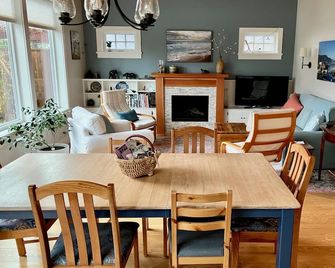Modern Cottage-Style House Close to all Amenities and the Ocean in Sidney BC. - Sidney - Sala de jantar